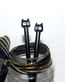 fekete cicás toll, macskás ajándék